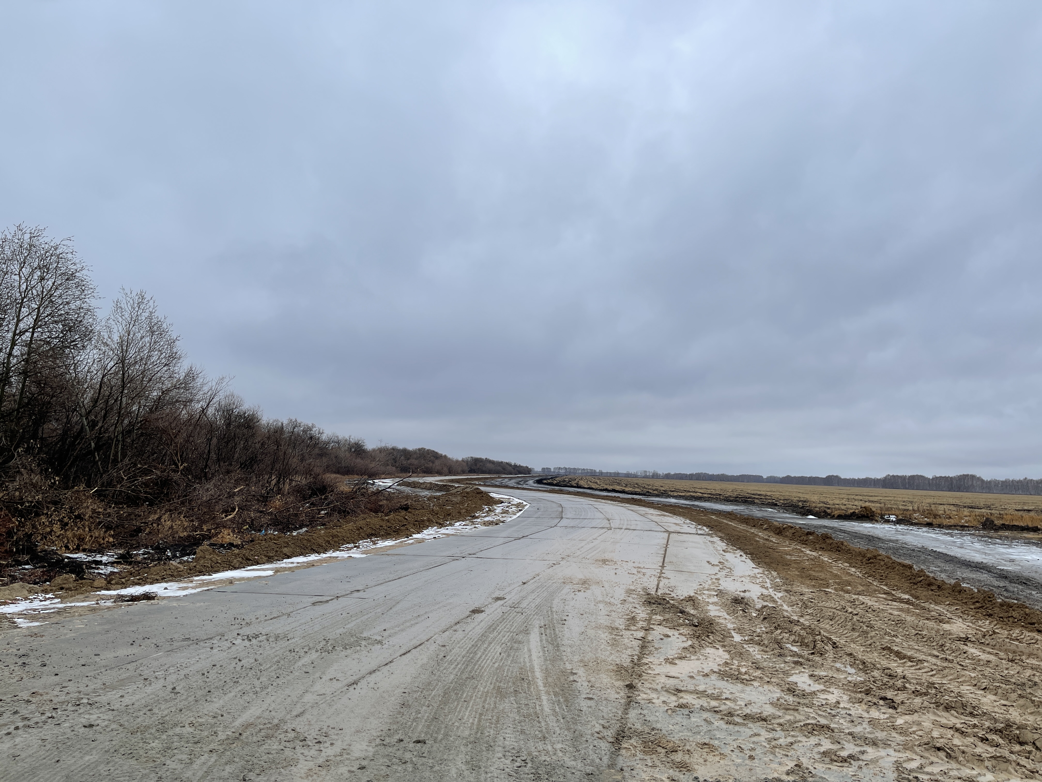 Под Омском на пашне фермера строят грандиозную дорогу из бетонных плит Под Омском на пашне фермера строят грандиозную дорогу из бетонных плит