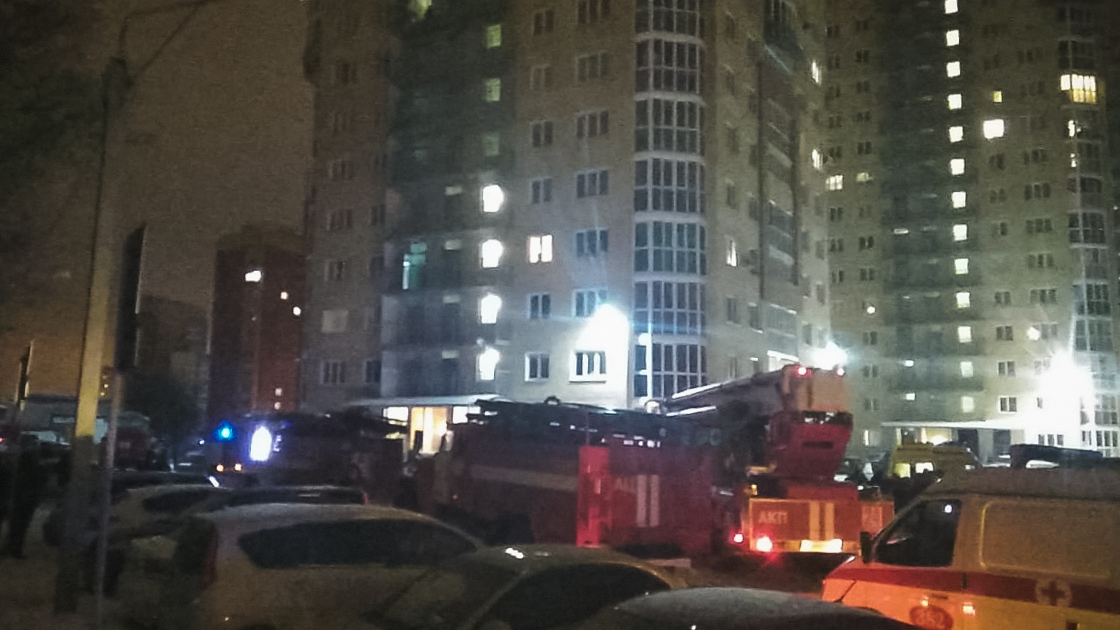 Жители горящей высотки в Омске оказались заперты и просили помощи на балконах Жители горящей высотки в Омске оказались заперты и просили помощи на балконах