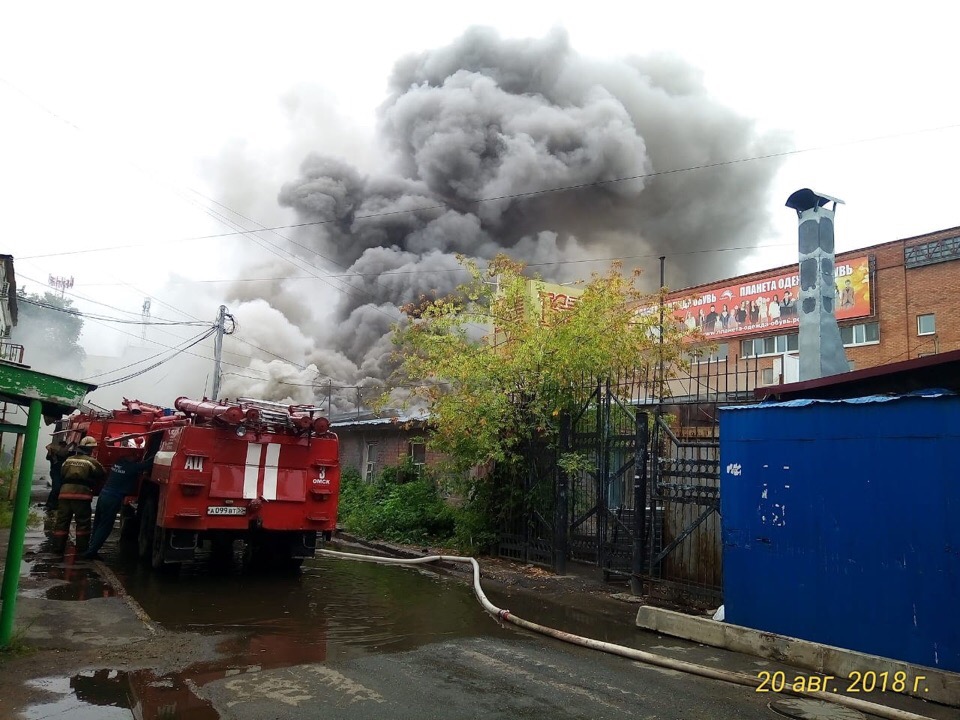К полыхающему в Омске Ленинскому рынку не может подъехать пожарная машина