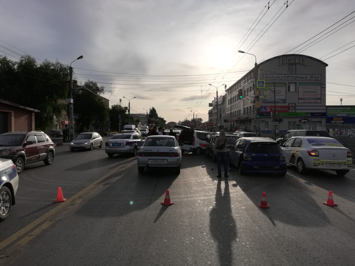 В Омске пьяный водитель влетел в пять машин, стоящих на светофоре В Омске пьяный водитель влетел в пять машин, стоящих на светофоре