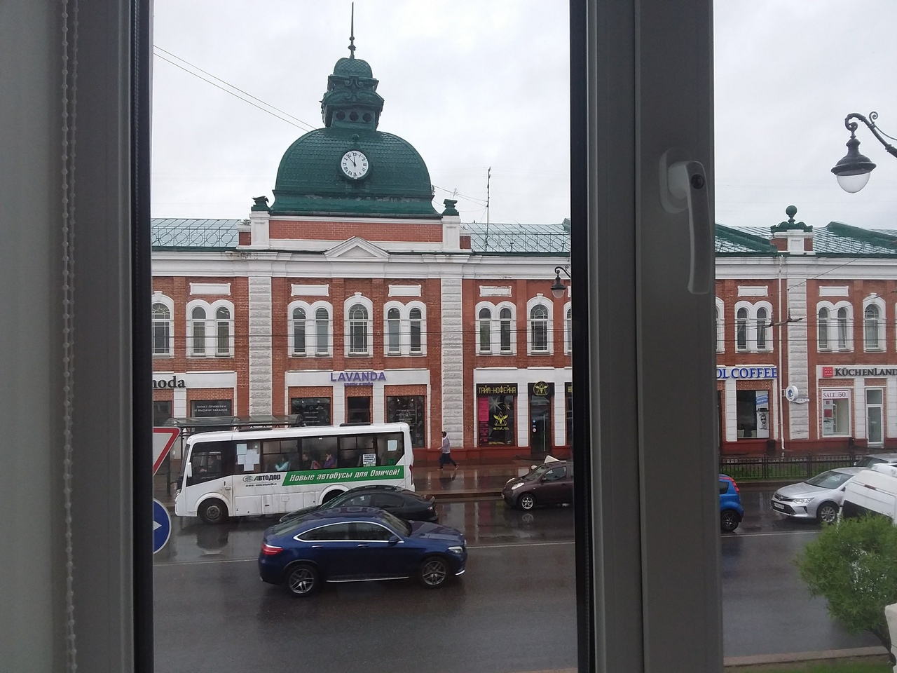 В «Доме с часами» на Любинском проспекте Омска продают бургерную вместе с арендатором В «Доме с часами» на Любинском проспекте Омска продают бургерную вместе с арендатором