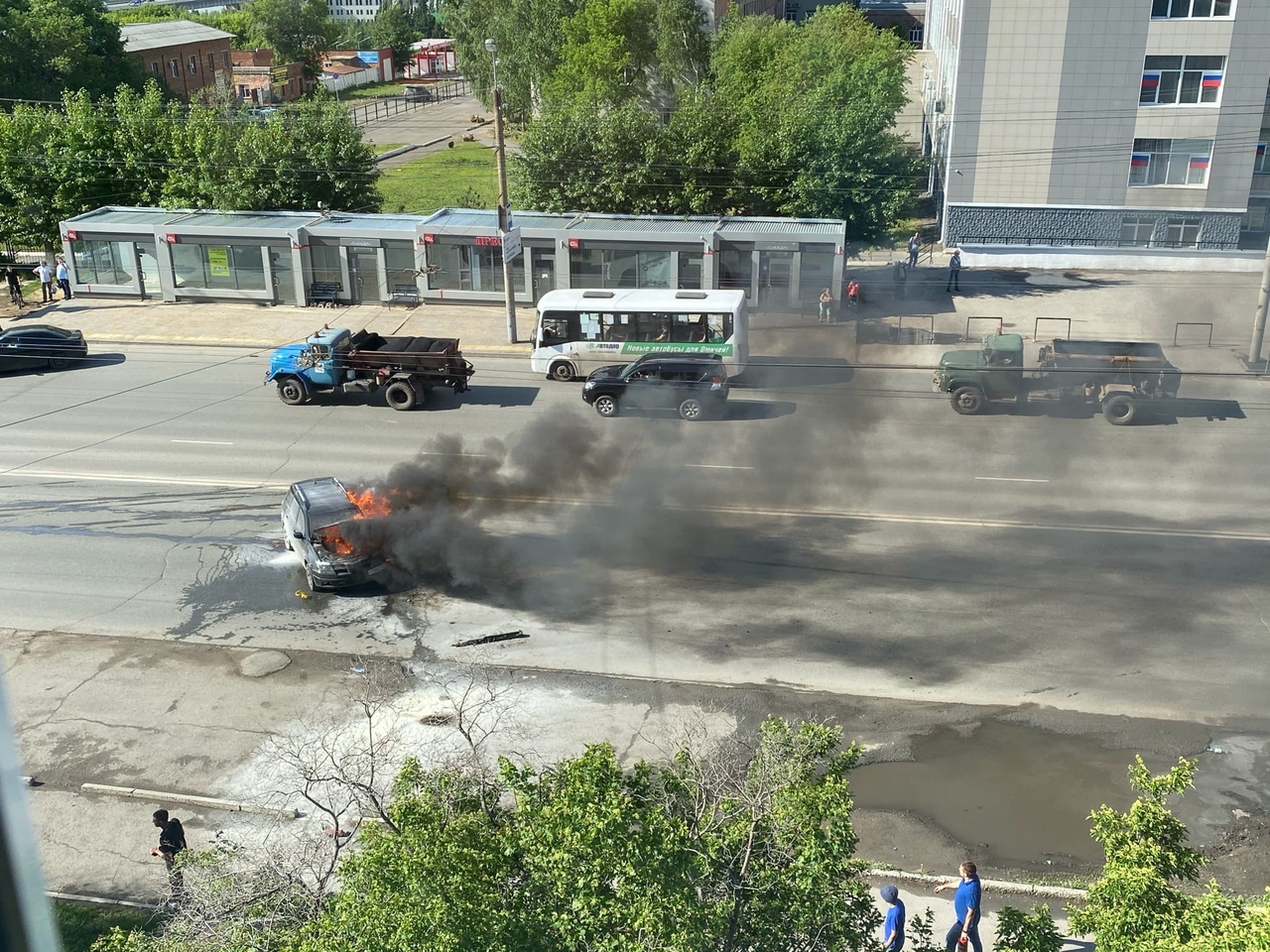 В Омске загоревшейся в час пик на оживленной дороге машине пришла неожиданная помощь В Омске загоревшейся в час пик на оживленной дороге машине пришла неожиданная помощь