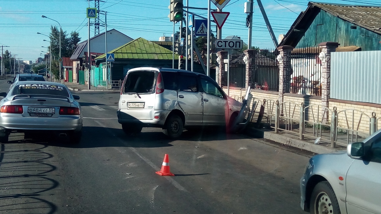 В Омске "Тойота" разворотила железное ограждение В Омске "Тойота" разворотила железное ограждение