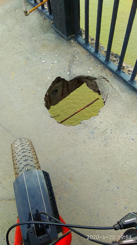 На Ленинградском мосту в Омске нашли пугающую сквозную дыру