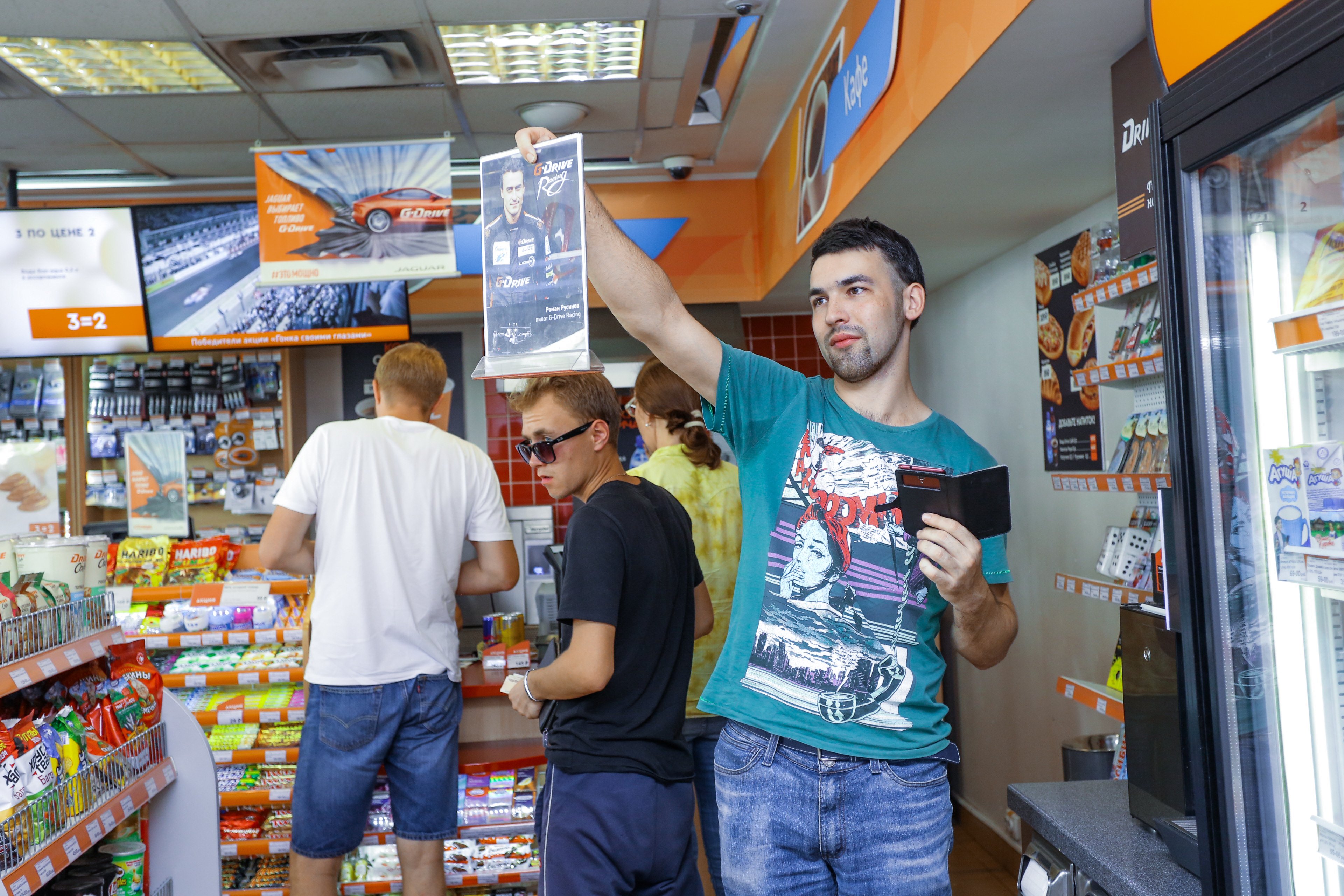 Участники автоквеста ко Дню города застали титулованного гонщика на одной из АЗС Участники автоквеста ко Дню города застали титулованного гонщика на одной из АЗС