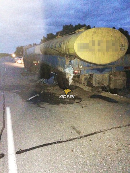 По дороге в Омск новосибирец вдребезги разбил машину о незаметный КамАЗ По дороге в Омск новосибирец вдребезги разбил машину о незаметный КамАЗ