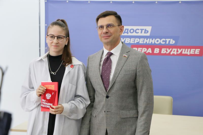 Юным омичам вручили первые паспорта в рамках Всероссийской акции «Мы – граждане России» Юным омичам вручили первые паспорта в рамках Всероссийской акции «Мы – граждане России»