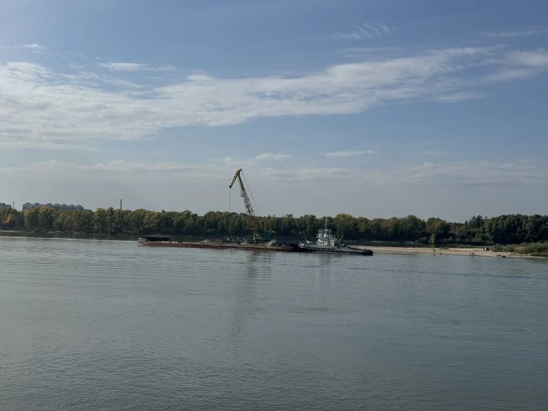 В Омске срочно пробивают судоходное русло Иртыша В Омске срочно пробивают судоходное русло Иртыша