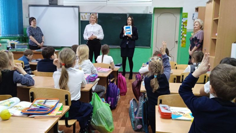 Депутат Омского горсовета Инна Гомолко организовала уроки по безопасности на дорогах для первоклассников Депутат Омского горсовета Инна Гомолко организовала уроки по безопасности на дорогах для первоклассников