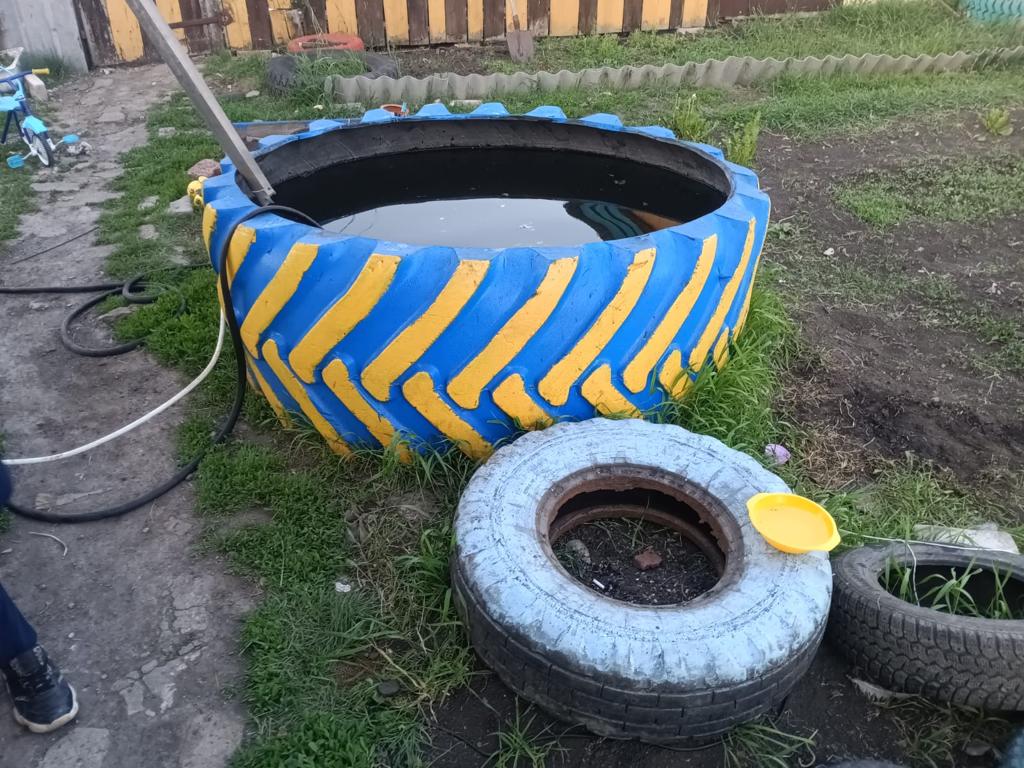 В Омской области двухлетний малыш утонул в колесе с водой В Омской области двухлетний малыш утонул в колесе с водой