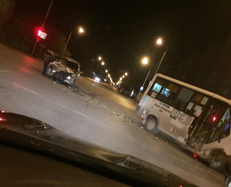 В Омске ночью пассажирская маршрутка расхлесталась с легковушкой В Омске ночью пассажирская маршрутка расхлесталась с легковушкой