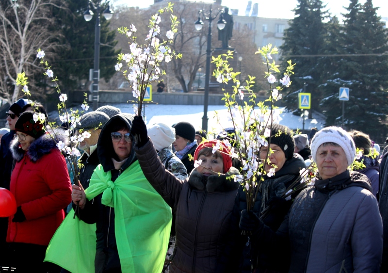 Яблоневые ветви и голуби: жители Советского округа возродили тренд Первомая Яблоневые ветви и голуби: жители Советского округа возродили тренд Первомая
