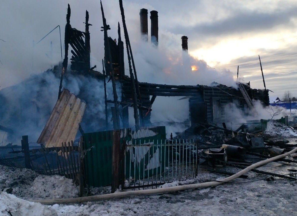 В страшном пожаре в Омской области погиб человек В страшном пожаре в Омской области погиб человек