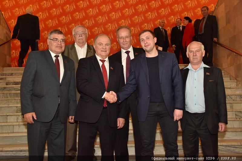 Секретарь омского обкома Ивченко испытал на себе мощь физподготовки Зюганова Секретарь омского обкома Ивченко испытал на себе мощь физподготовки Зюганова