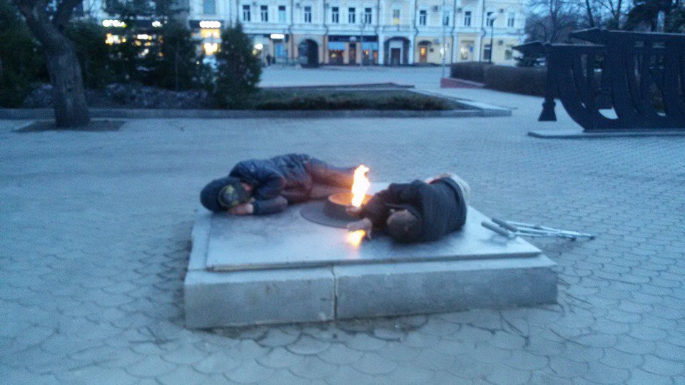 В Омске из вечного огня сделали ночлежку для бездомных В Омске из вечного огня сделали ночлежку для бездомных