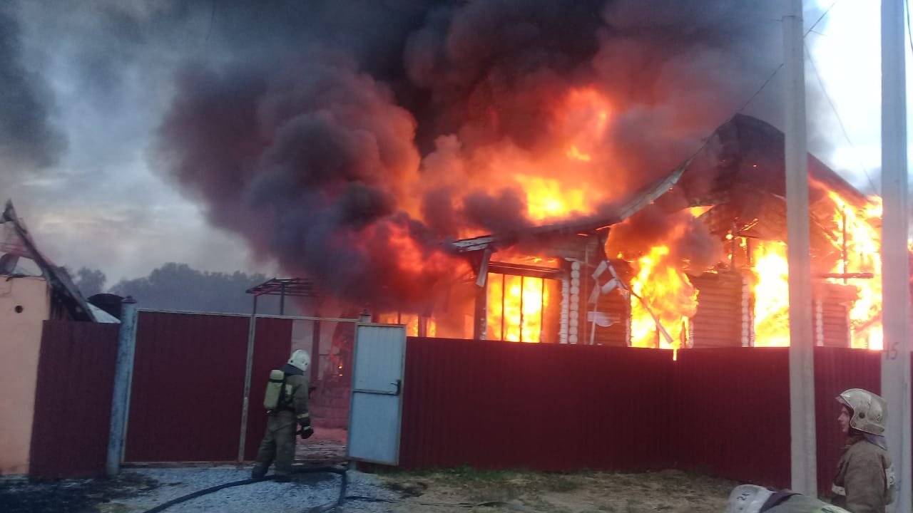 Под Омском пламя за полночи поглотило один дом и приготовилось уничтожить второй Под Омском пламя за полночи поглотило один дом и приготовилось уничтожить второй