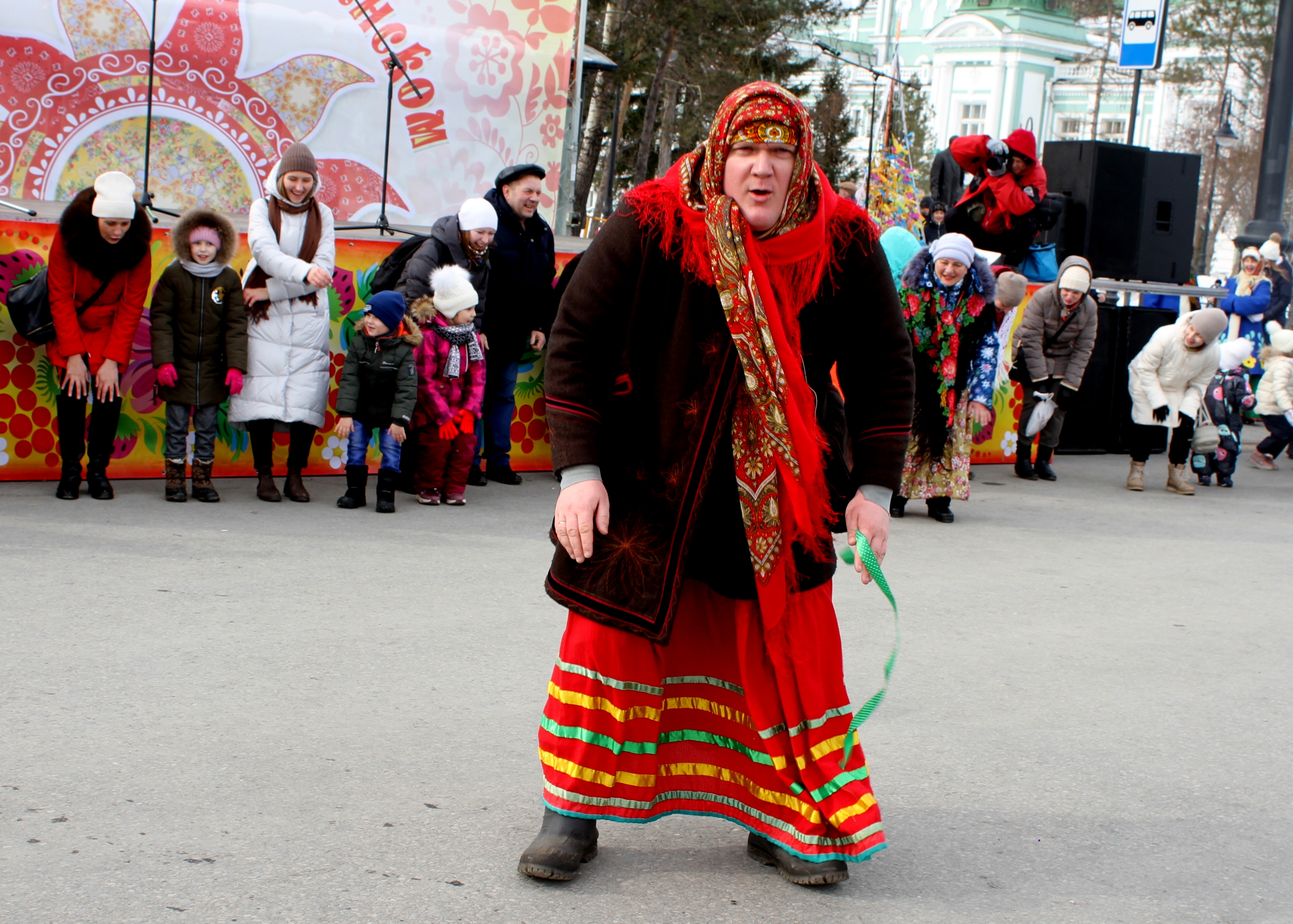 Омская Масленица встретила гостей на Любинском проспекте Омская Масленица встретила гостей на Любинском проспекте