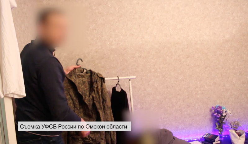 В Омске при обысках у сторонника ВСУ нашли военную форму В Омске при обысках у сторонника ВСУ нашли военную форму