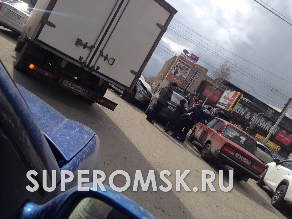 Центр Омска парализован крупной аварией