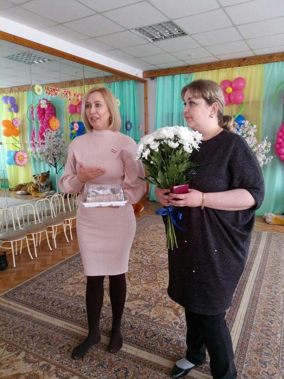 Инна Гомолко вручила медали Манякина педагогам в омских детсадах Инна Гомолко вручила медали Манякина педагогам в омских детсадах