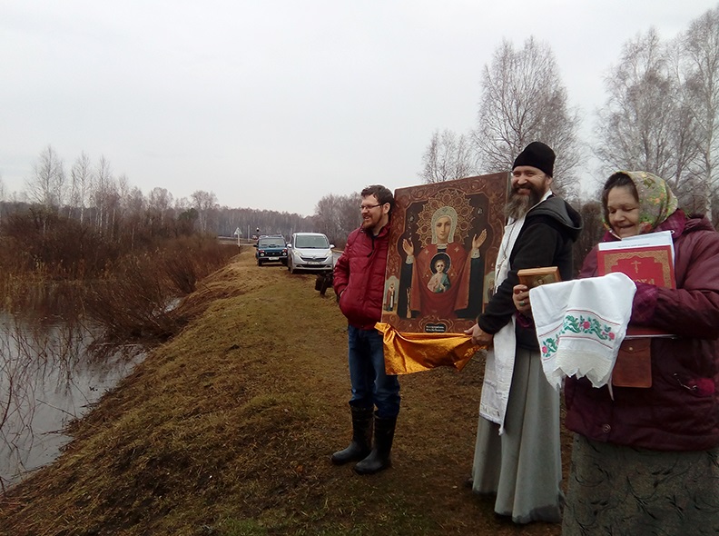 Жители села под Омском совершили крестный ход на лодках против нашествия грызунов