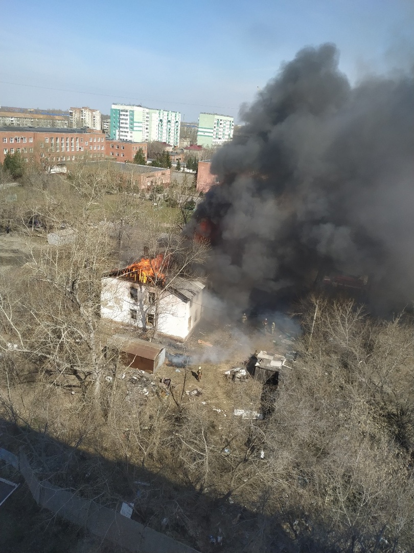 В Омске сгорел двухэтажный дом В Омске сгорел двухэтажный дом