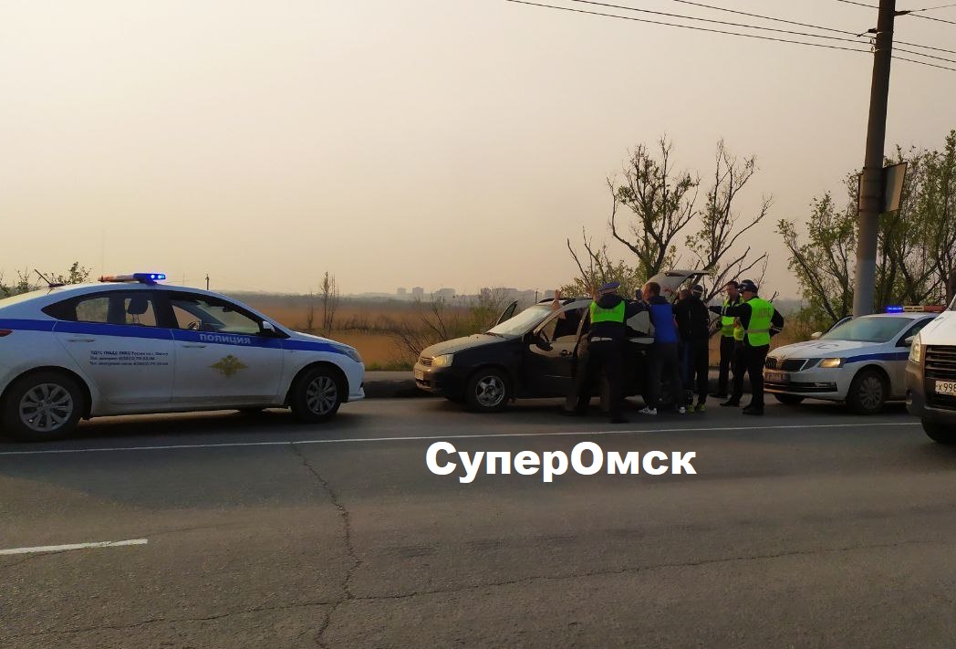 В Омске машины ДПС по плану-перехвату прямо на дороге задержали темное авто с мужчинами В Омске машины ДПС по плану-перехвату прямо на дороге задержали темное авто с мужчинами