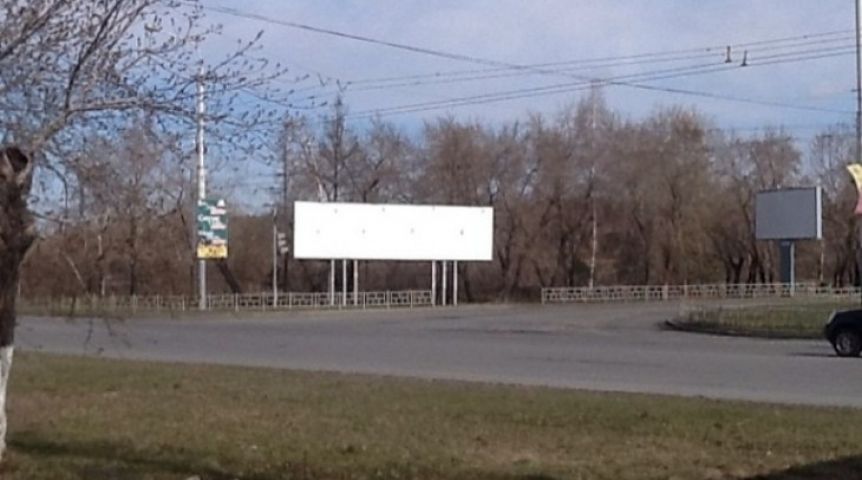 В Омске заменили плакат с Путиным и Медведевым В Омске заменили плакат с Путиным и Медведевым