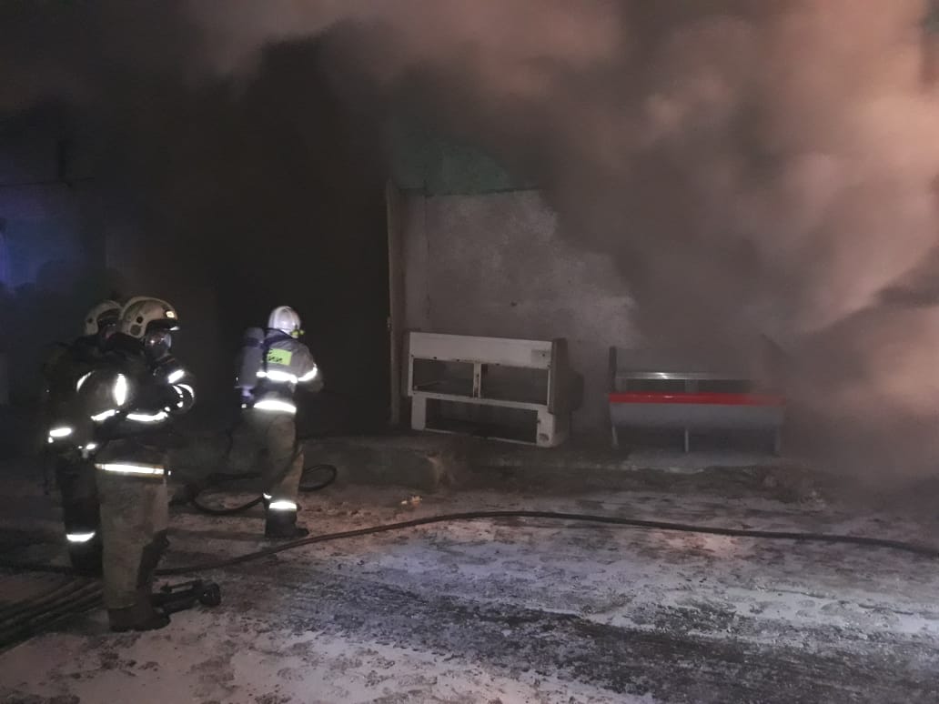 В Омске 64 спасателя тушат грандиозный пожар в магазине В Омске 64 спасателя тушат грандиозный пожар в магазине
