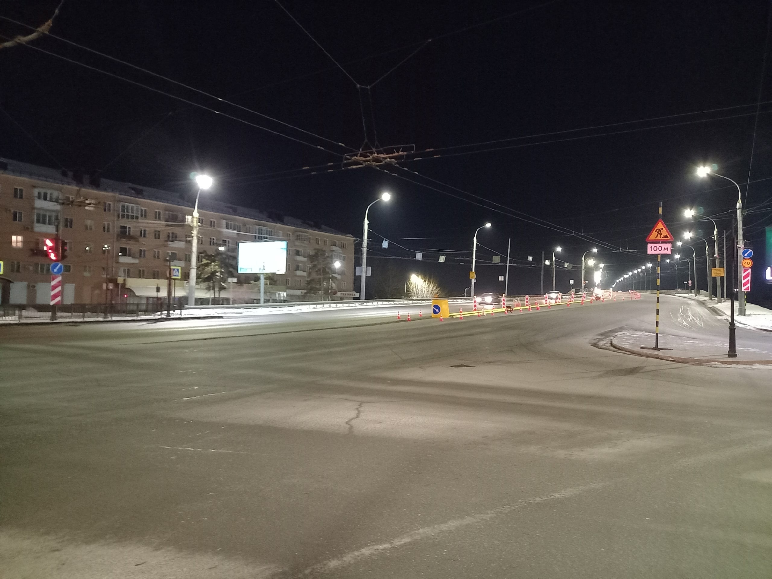 За ночь на подступах к Ленинградскому мосту в Омске возвели ограждения За ночь на подступах к Ленинградскому мосту в Омске возвели ограждения