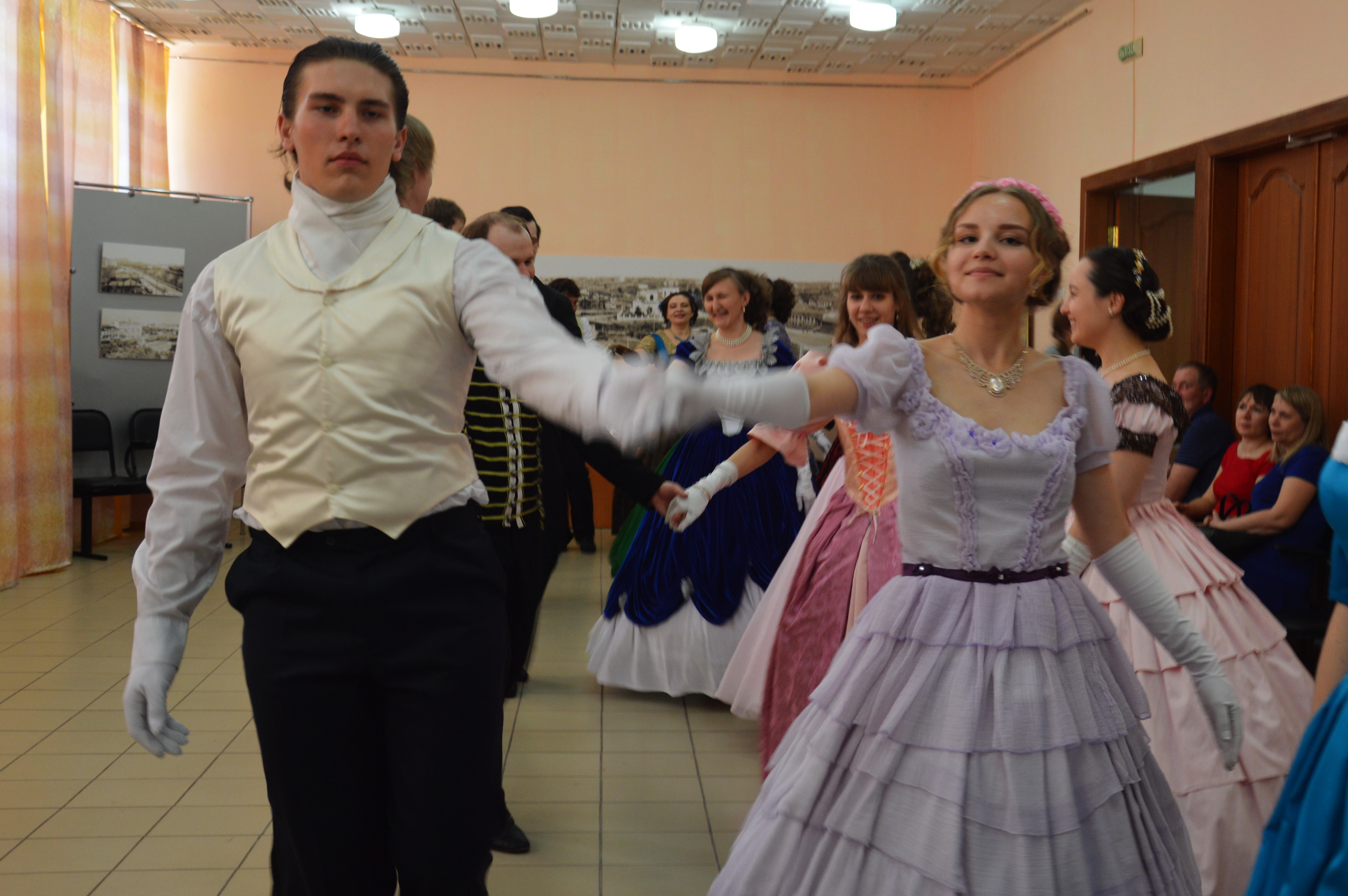 На «Ночи музеев» омичей научили танцевать кадриль и полонез
