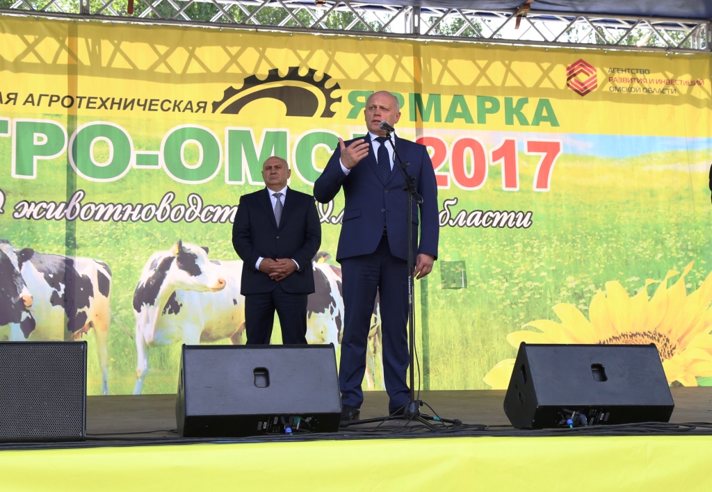 Неизвестная омичка покормила Назарова на «Агро-Омске 2017» Неизвестная омичка покормила Назарова на «Агро-Омске 2017»