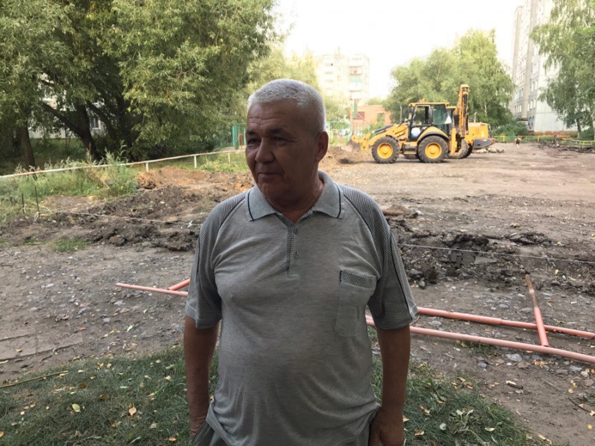 Жители Московки бдительно следят за ремонтом своего двора по партийной программе