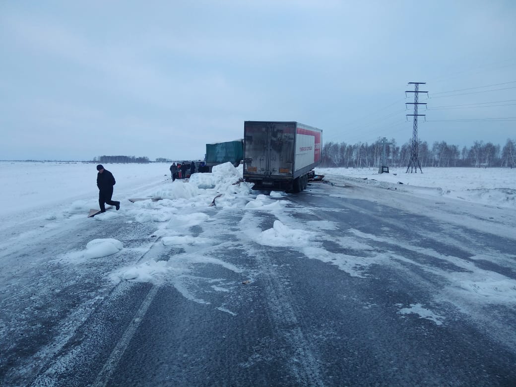 В Омской области в мощном столкновении двух грузовиков пострадали люди