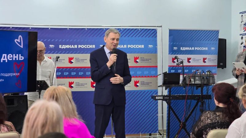 Перед 8 Марта Александр Артемов наградил омских общественниц и волонтеров