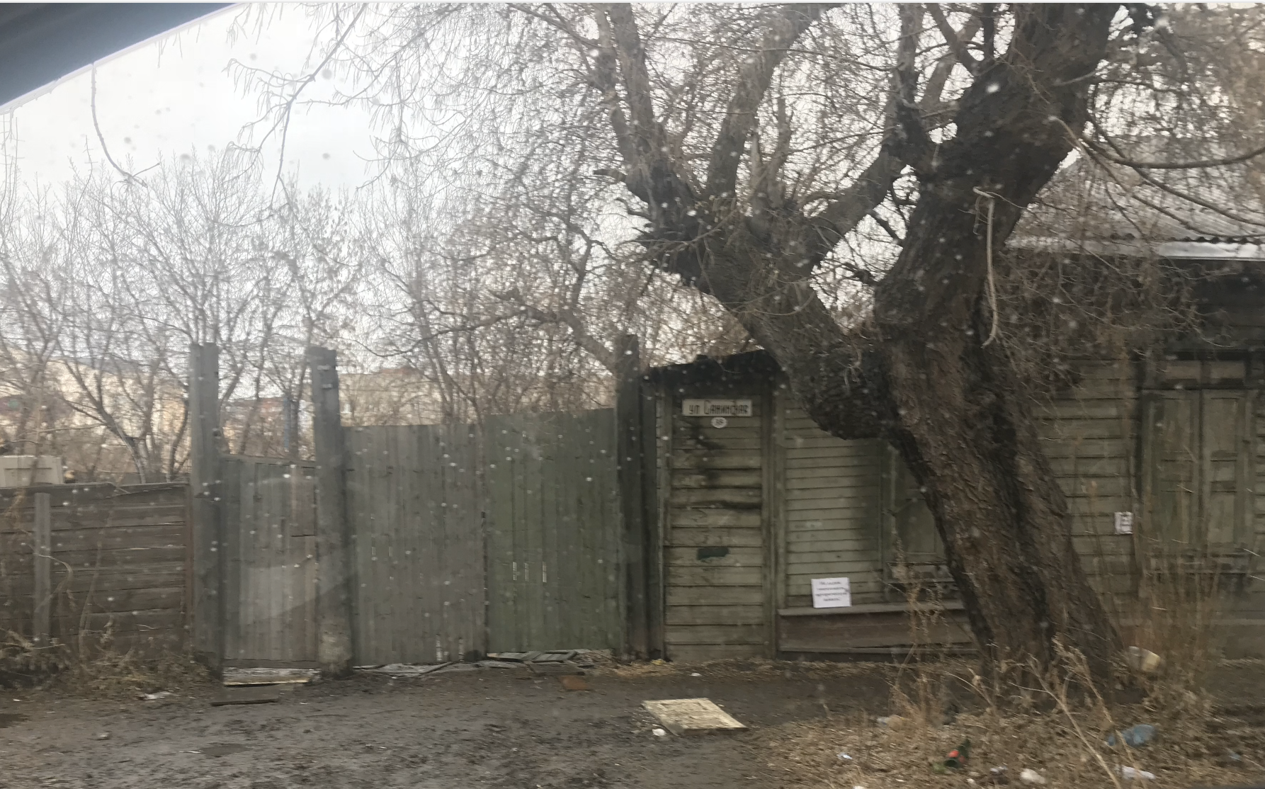 В Омске расчищают пустырь у таможни по улице Маршала Жукова В Омске расчищают пустырь у таможни по улице Маршала Жукова