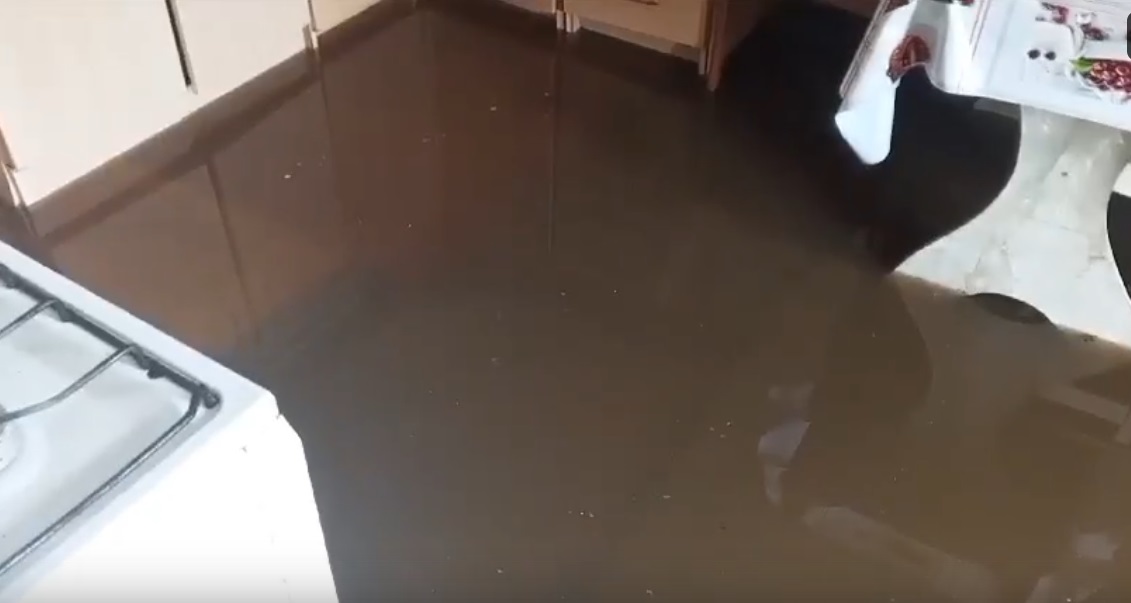 Вода в домах Омской области поднимается по колено Вода в домах Омской области поднимается по колено