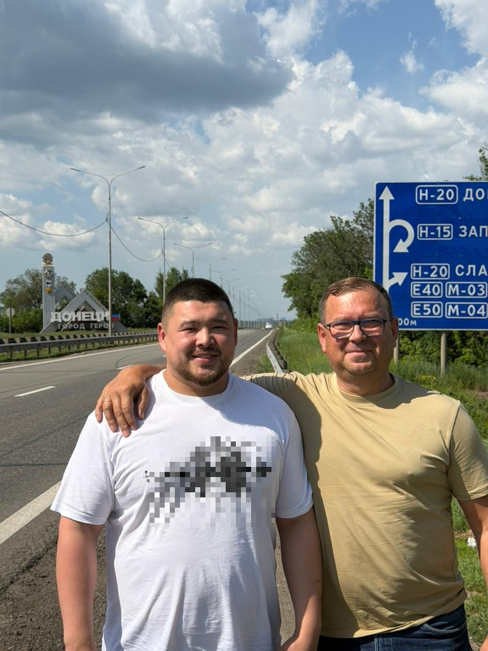 Вице-спикер Омского горсовета Сахань вновь отправился с гуммиссией в ЛНР и ДНР Вице-спикер Омского горсовета Сахань вновь отправился с гуммиссией в ЛНР и ДНР