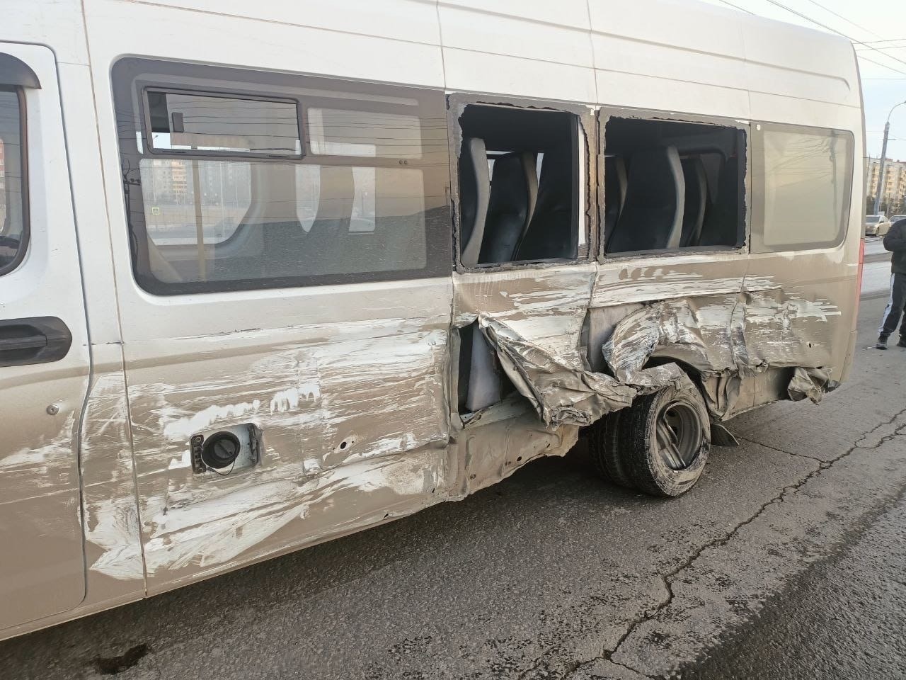 У «Арены» в Омске автомобили жестко разбились в массовом ДТП с полной пассажиров маршруткой, есть пострадавшие