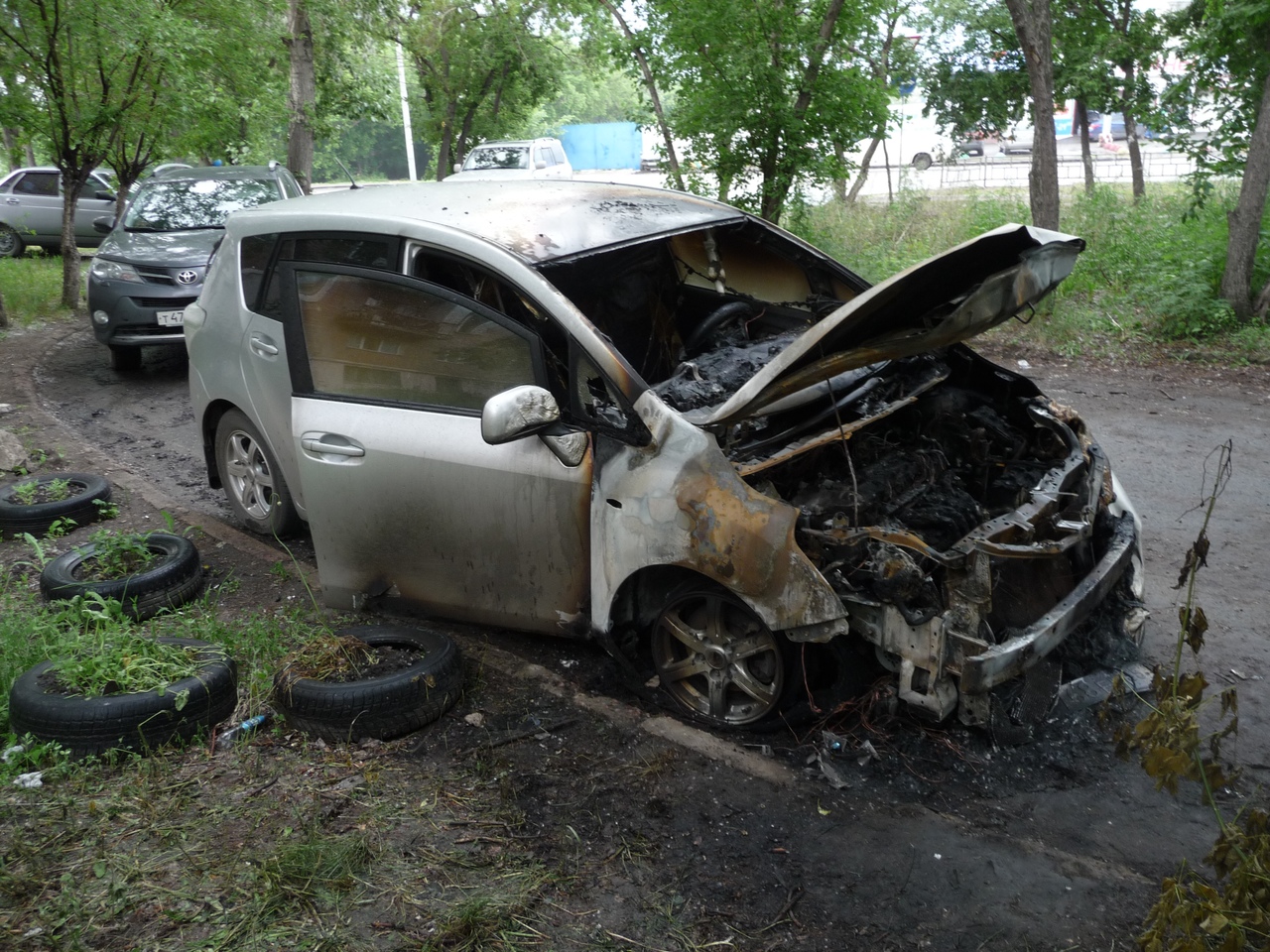 В Омске во дворе сгорели две иномарки – ФОТО