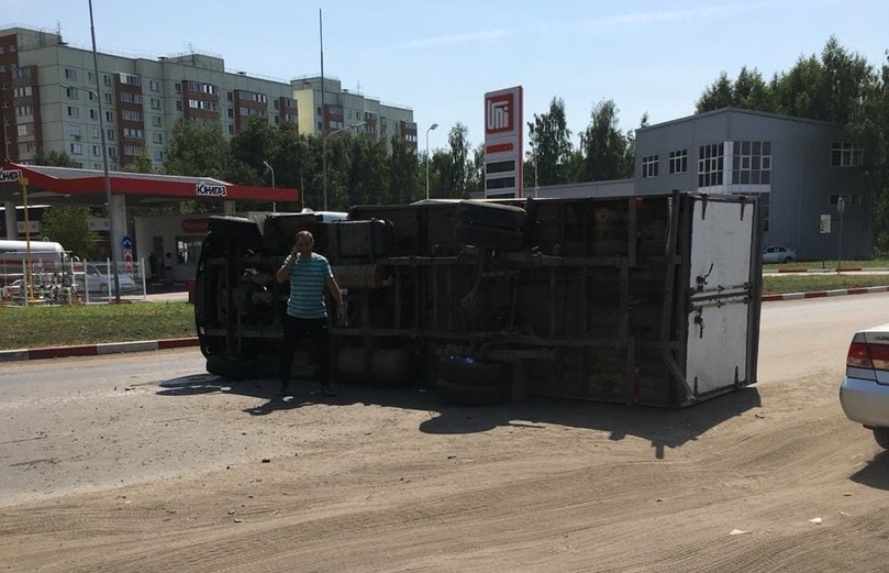 Появилось видео массовой аварии на окраине Омска, в которой грузовик рухнул на легковушку Появилось видео массовой аварии на окраине Омска, в которой грузовик рухнул на легковушку