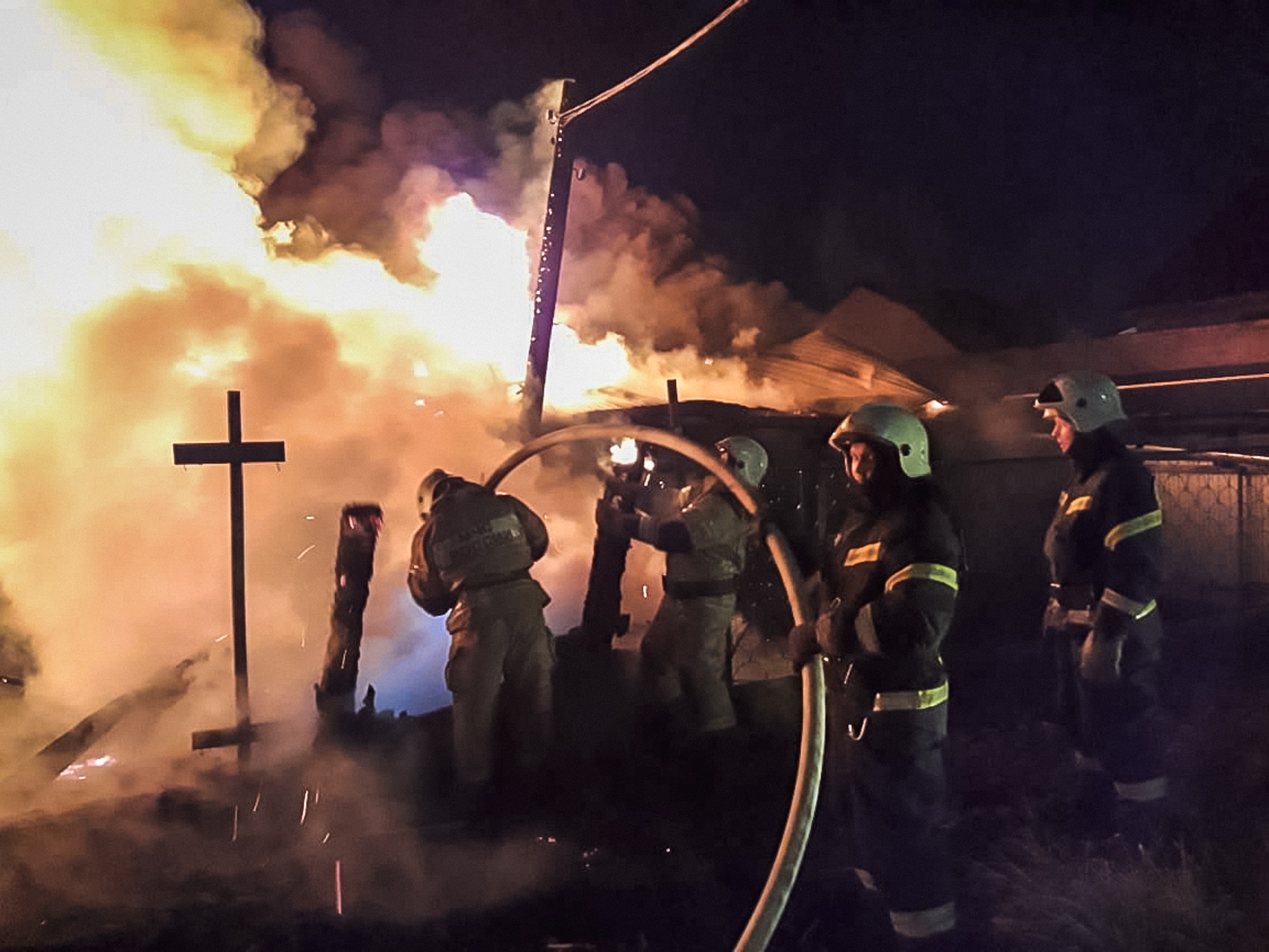 Ночью в Омске вспыхнули дома в частном секторе – огонь распространился на огромной площади Ночью в Омске вспыхнули дома в частном секторе – огонь распространился на огромной площади