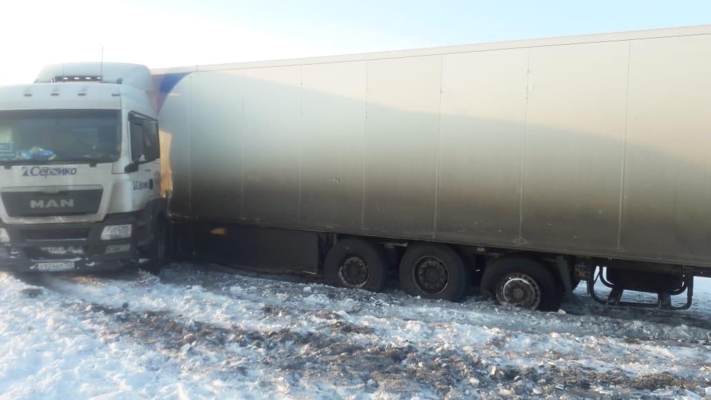 Появились фотографии машины, расплющенной в страшной аварии на омской трассе Появились фотографии машины, расплющенной в страшной аварии на омской трассе