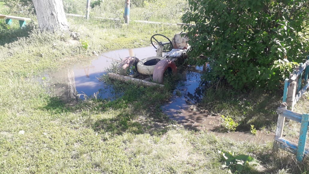 В поселке под Омском опять прорвало трубу