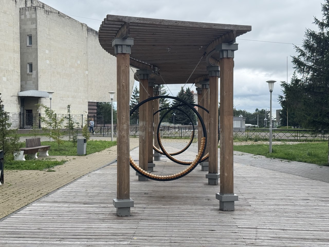 В центре Омска установили новые круглые качели В центре Омска установили новые круглые качели