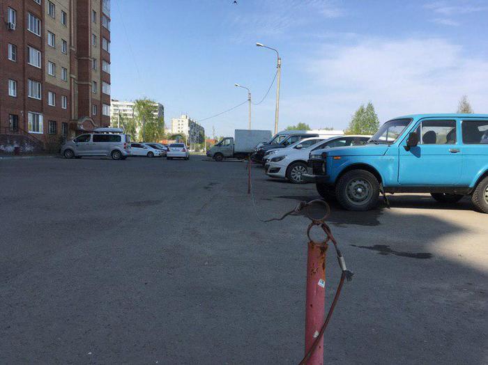 Омичи пожаловались на чиновничий двор, из-за которого жильцы соседних домов не могут проехать домой Омичи пожаловались на чиновничий двор, из-за которого жильцы соседних домов не могут проехать домой
