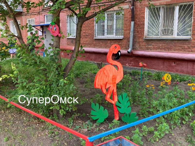 В омском дворе появился ЖЭК-арт с намеком на 90-е В омском дворе появился ЖЭК-арт с намеком на 90-е