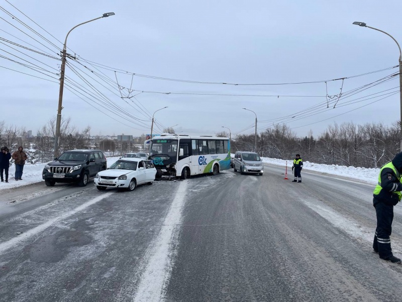 Появились подробности и фото массового ДТП с пострадавшими у Ленинградского моста в Омске Появились подробности и фото массового ДТП с пострадавшими у Ленинградского моста в Омске