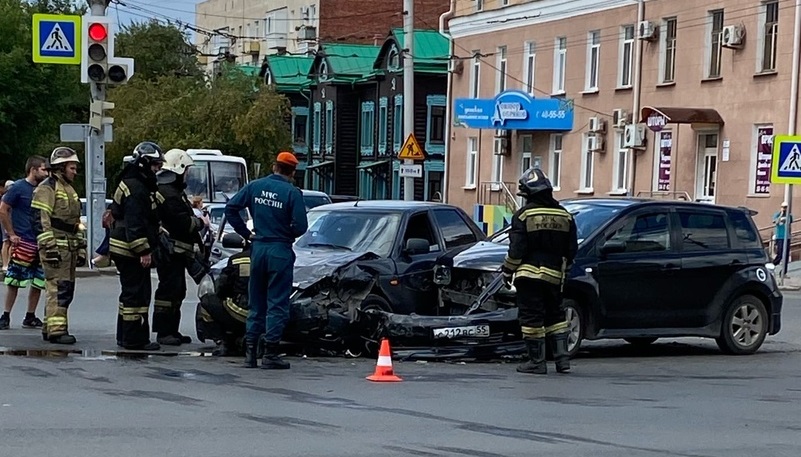 На загруженном перекрестке в центре Омска расхлестались легковушки: центральная магистраль – в пробке На загруженном перекрестке в центре Омска расхлестались легковушки: центральная магистраль – в пробке