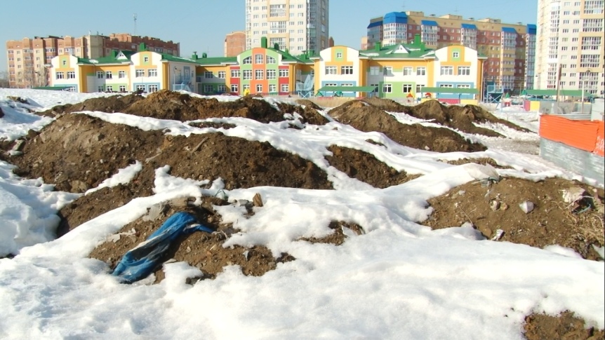Омичи попросили власти ускорить строительство школы на Московке